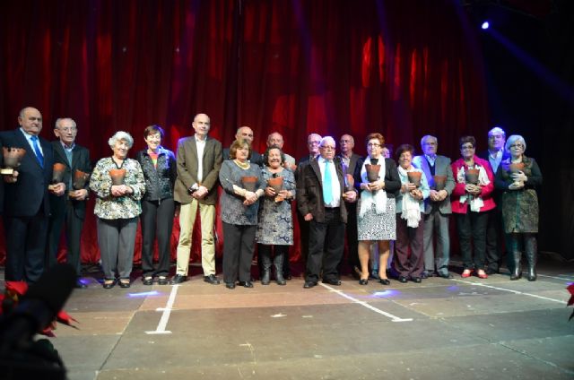 Alberto Garre asistió ayer en San Javier a la muestra sociocultural de los centros de mayores del IMAS que reunió a cerca de 800 personas en la carpa
