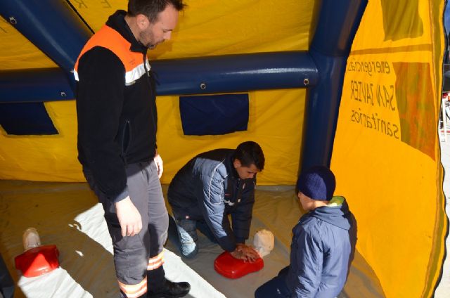 Los voluntarios de Protección Civil comparten sus habilidades con los ciudadanos mañana en la plaza de España