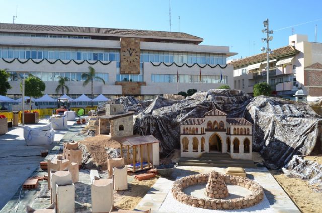 El 'Belén de España' se construye a los ojos de los vecinos durante 11 días en la plaza de España