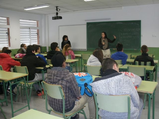 Técnicos del  Banco del Tiempo de San Javier imparten cinco charlas informativas en el IES 'Antonio Menárguez'