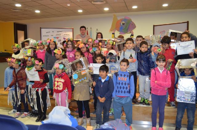 La concejalía de Medio Ambiente aprovechó el carnaval para ofrecer a los colegios un taller de disfraces con material reciclable