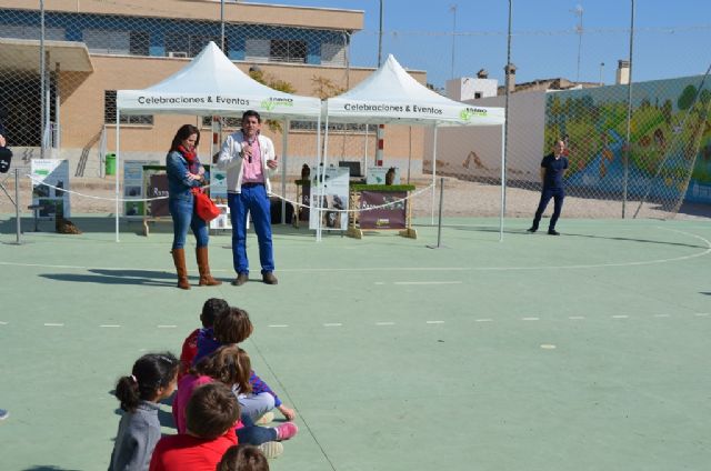 Medio Ambiente celebra el Día Mundial de la Vida Silvestre con una exhibición de aves en un colegio