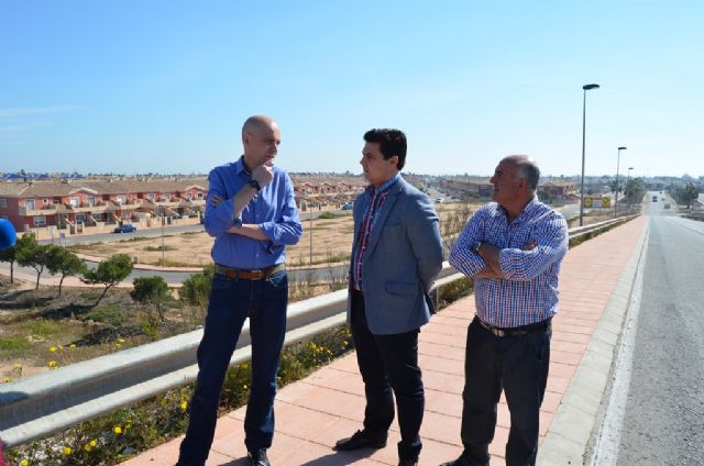 Los vecinos de Roda ya pueden cruzar el puente sobre la autopista de manera segura por un nuevo paseo iluminado