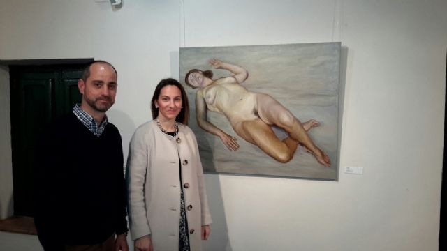 Sebastián García indaga en la belleza más sincera del cuerpo humano en una amplia muestra de pintura expuesta en el Museo de San Javier