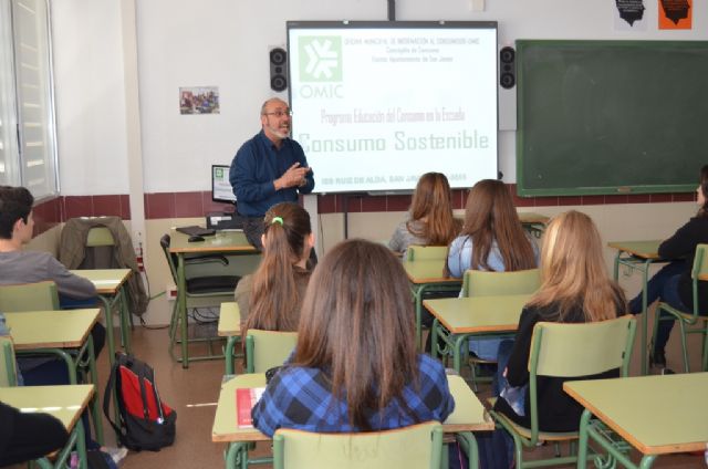La concejalía de Consumo trabaja el consumo sostenible con estudiantes de los institutos del municipio, y Aidemar
