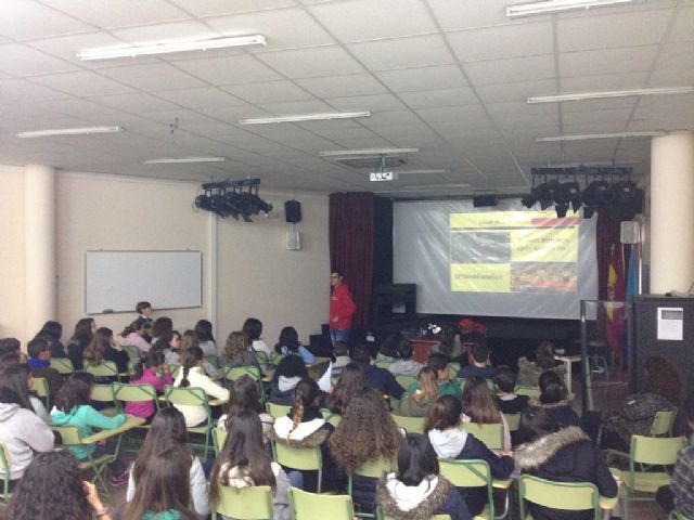 Lorenzo Albaladejo habla de deporte y motivación a los alumnos de los institutos de Secundaria  del municipio