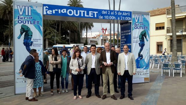 La Feria Outlet inunda la explanada Bernuevo durante todo el puente en Santiago de la Ribera