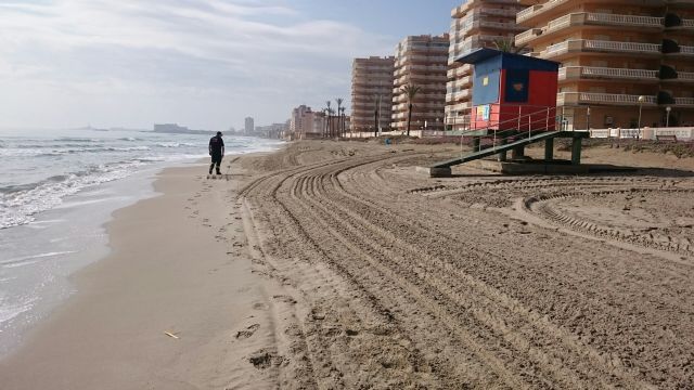 Los servicios municipales de playas retiraron esta mañana los centenares de medusas arrastradas por el viento a playas de La Manga