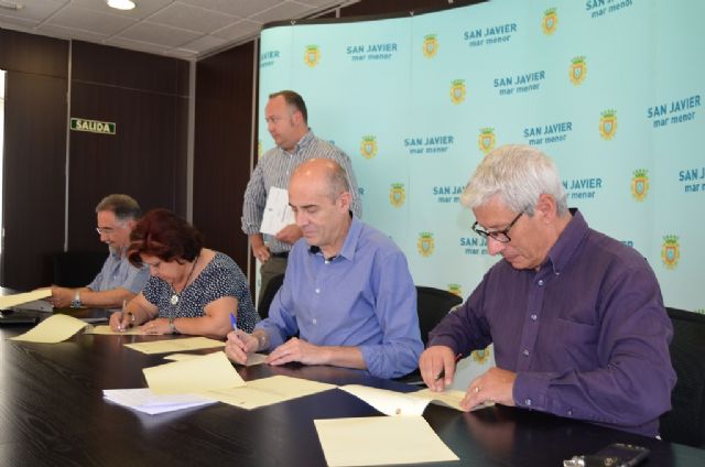El Ayuntamiento renueva convenios de colaboración con la Rondalla, la Coral y la Asociación de Carnaval, de Santiago de  la Ribera