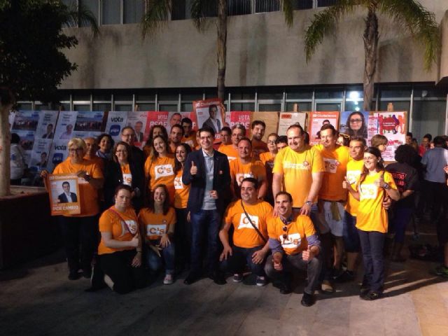 Ciudadanos (C´s) San Javier se estrena en su primera campaña electoral con la tradicional pegada de carteles frente a la plaza del ayuntamiento