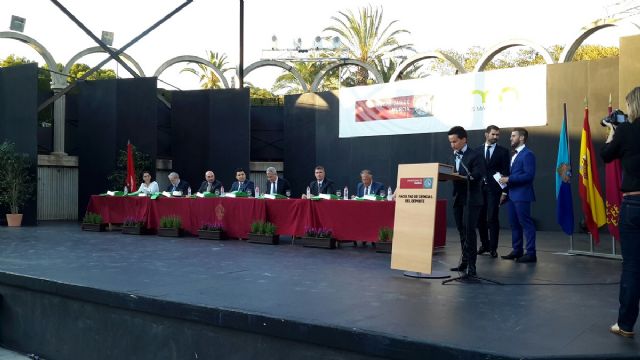El Alcalde ofrece el apoyo municipal a la Facultad del Deporte en la graduación de la segunda promoción de Grado