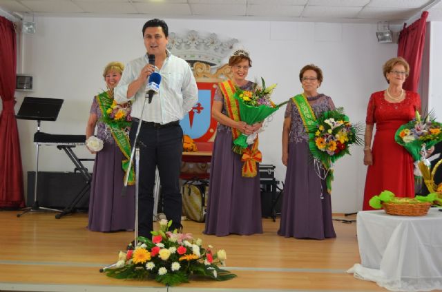 El Centro de Mayores de Santiago de la Ribera coronó a su nueva reina de las fiestas, Soledad Pérez