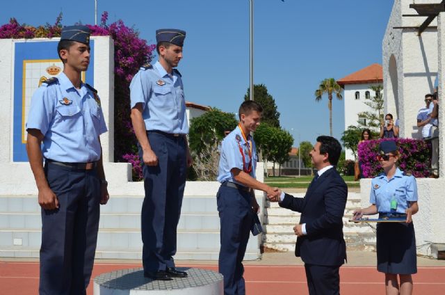 El Alcalde asiste a la clausura del Campeonato Nacional  Militar de Pentatlón Aeronáutico celebrado en la AGA