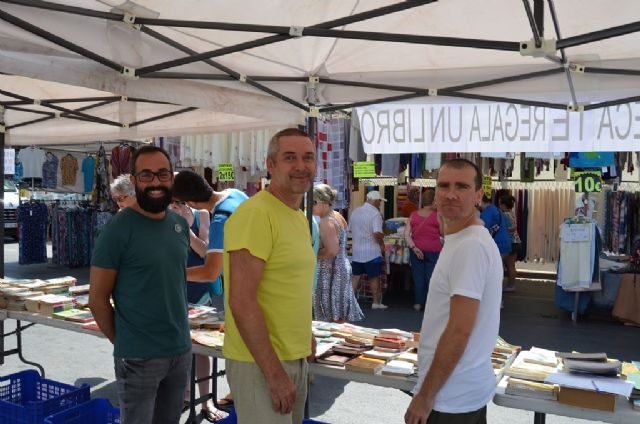 La  biblioteca municipal ofrece libros gratis en el mercado semanal de Santiago de la Ribera con su Mercado del Libro