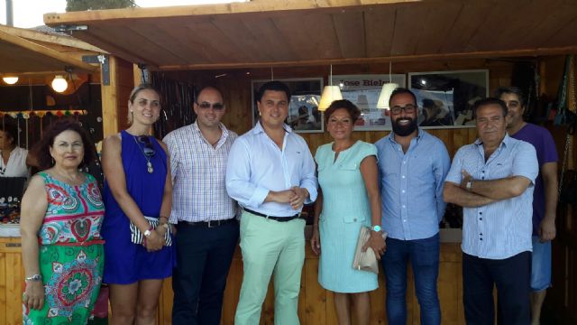 La IV Muestra de Artesanía de Santiago de la Ribera abrió ayer tarde en el paseo Colón de Santiago de la Ribera