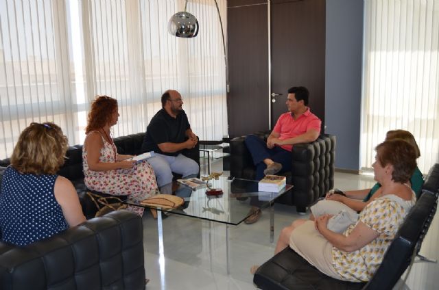 El alcalde se compromete con los vecinos a incrementar la vigilancia en Los Pozuelos