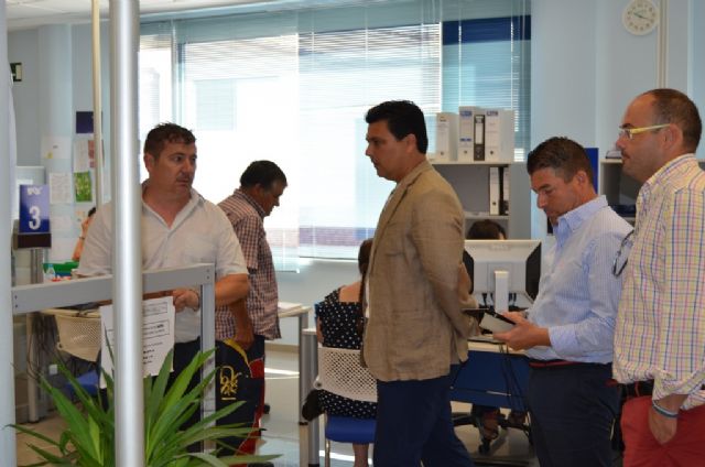 El Alcalde reitera el compromiso municipal con la lucha contra el paro durante su visita al SEF, en San Javier