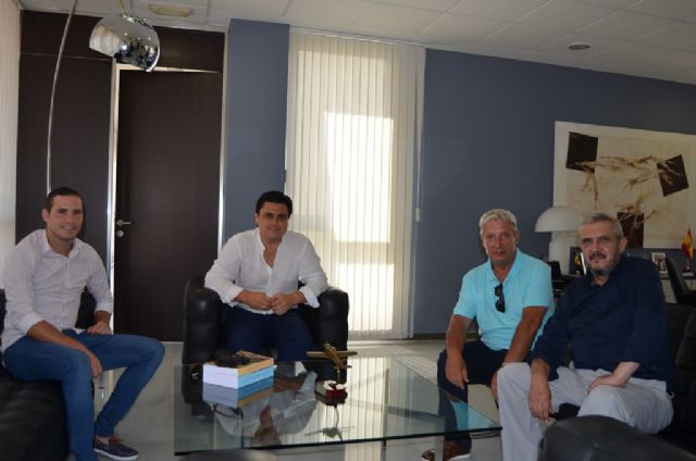 El Alcalde recibió a la nueva directiva del Santiago de la Ribera F.C