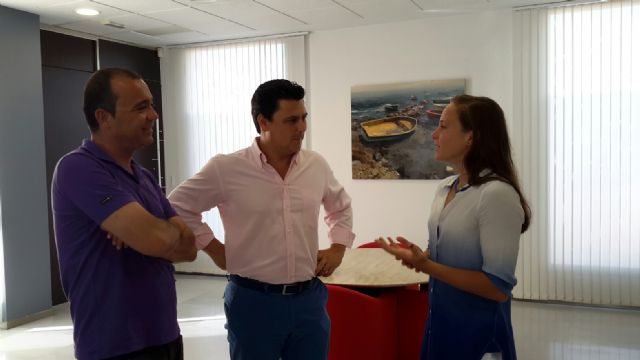 El Alcalde recibe a la joven nadadora de San Javier Carmen San Nicolás tras sus recientes logros en el Campeonato de España y en los I Juegos Europeos