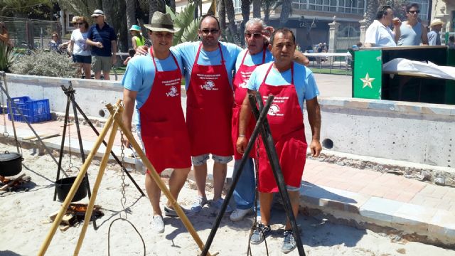 El Día del Caldero vuelve a atraer a cientos de personas en la playa del Pescador