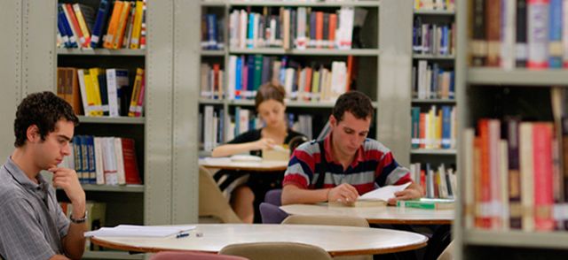 La biblioteca abrirá las salas de estudio  hasta las 3 de la madrugada del 17 de agosto al 10 de septiembre