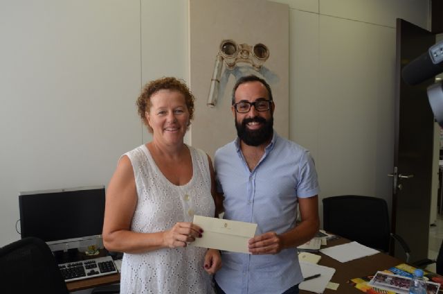 El edil de Cultura entrega las entradas para el Festival de Teatro, Música y Danza, de la campaña 'Leer compensa' en la fase de agosto