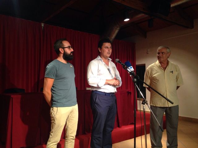 Los 'emblanquinats' y óleos  de Bustos llenan la sala de exposiciones del Museo de San Javier en agosto