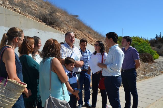 El consejero de Fomento e Infraestructuras se compromete en Pozo Aledo a dar una solución a la redonda de acceso a la pedanía
