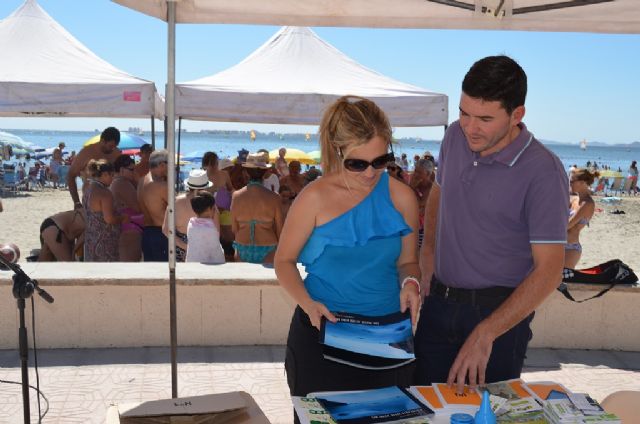 Cientos de niños y mayores han participado en la campaña de concienciación en playas