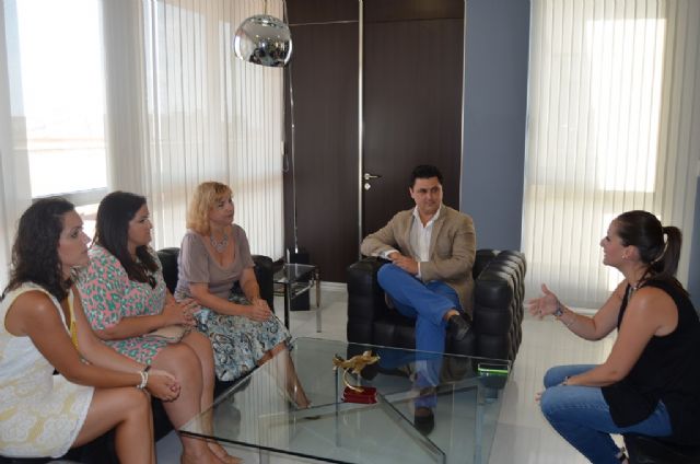 El alcalde traslada a la consejera de Familia e Igualdad las principales inquietudes municipales en materia de política social
