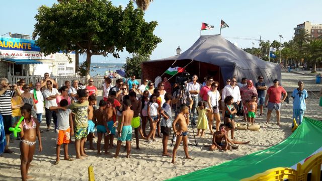 Santiago de la Ribera acogió una jornada de convivencia del centenar de niños saharauis que pasan el verano acogidos por familias murcianas