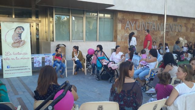 Un grpo de madres reivindica la lactancia materna en un acto público