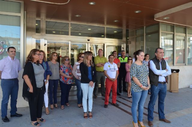Minuto de silencio en el Ayuntamiento de San Javier por la muerte de una mujer a manos de su marido, ayer en Beniel