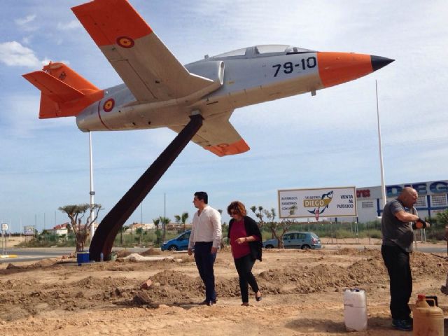 El Ayuntamiento mejora la estética de la 'rotonda del avión' que pasa a ser municipal
