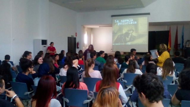 Alumnos de bachiller se suman a la iniciativa 'Una ciudad un libro' y trabajan sobre 'El juego de la oca'