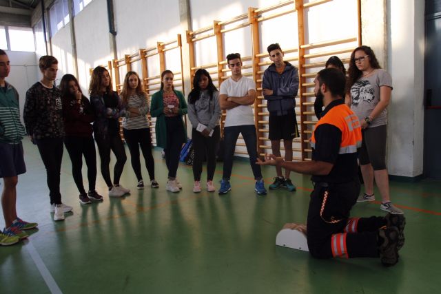Voluntarios de Protección Civil muestran a los alumnos de bachillerato las técnicas de reanimación