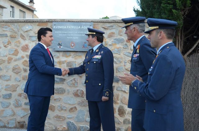 San Javier homenajea a la Patrulla Águila con una bandera que ya ondea a la entrada de Santiago de la Ribera