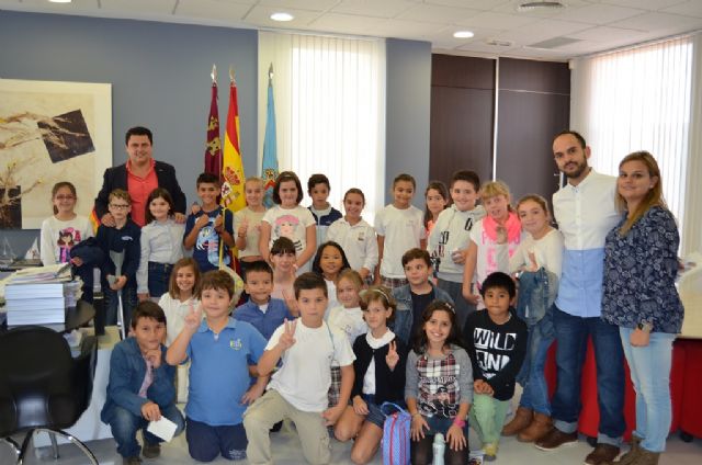 Los alumnos de 4° de Primaria del CEIP El Recuerdo entrevistaron al Alcalde durante una visita al Ayuntamiento