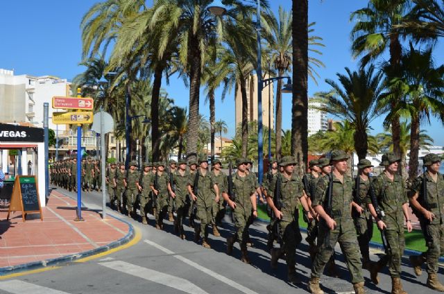 La AGA sorprende a los vecinos de Santiago de la Ribera con una marcha de todos sus alumnos por el centro de la localidad