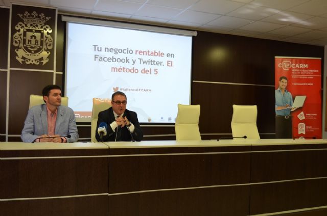 Más de cien personas asisten a un taller para aprender a rentabilizar la presencia de sus negocios en facebook y twitter