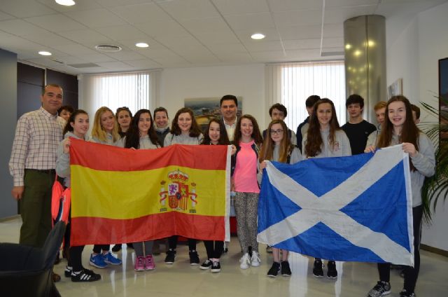 Un grupo de estudiantes escoceses de intercambio en San Javier inauguran el libro de condolencias abierto hoy en el Ayuntamiento, por los atentados de París
