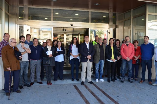 Minuto de silencio y libro de condolencias por las víctimas de París, en San Javier