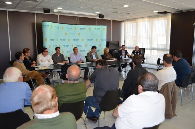 Ayuntamiento y comerciantes de Santiago de la Ribera acuerdan itinerarios y otros detalles para optimizar la organización de grandes eventos como un recurso turístico