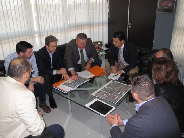 Fomento trabaja en los proyectos de mejora de la rotonda de Pozo Aledo y de los accesos a la zona comercial de Dos Mares