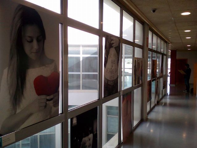 La biblioteca acogió el inicio de la semana dedicada al 25N con  una coreografía, una exposición fotográfica y una charla dirigida a adolescentes