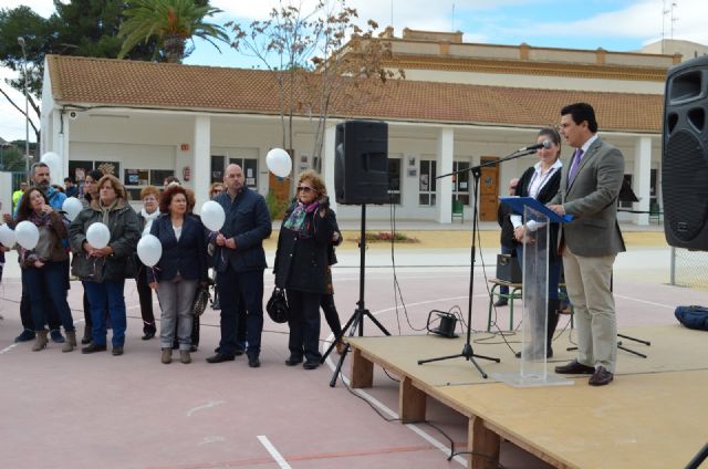 Alumnos del 'Sagrado Corazón' lanzan cintos de globos al término del manifiesto institucional del 25N que por primera vez se leyó en un colegio