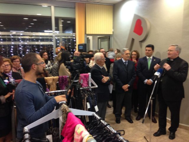 Cáritas inaugura en San Javier 'La Ropería'