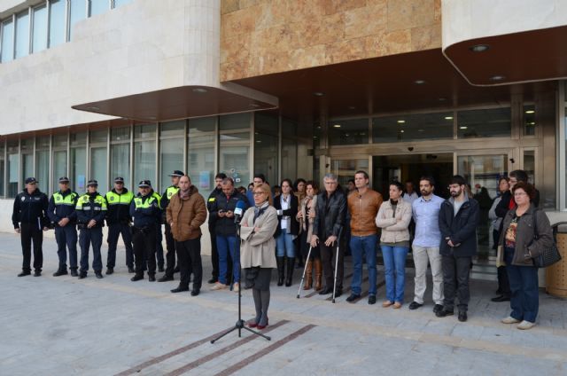 Minuto de silencio en la puerta del Ayuntamiento por el atentado en Kabul
