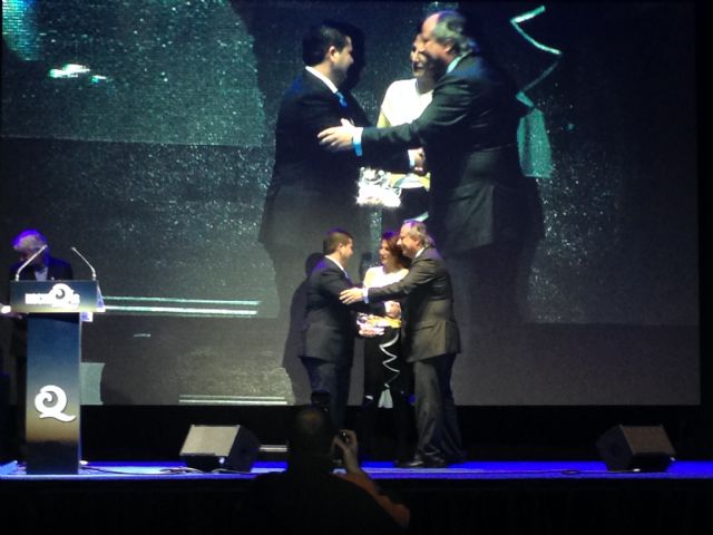 El Instituto para la Calidad Turística de España, ICTE, premia a Mariano López, inventor de la 'Q' en la arena