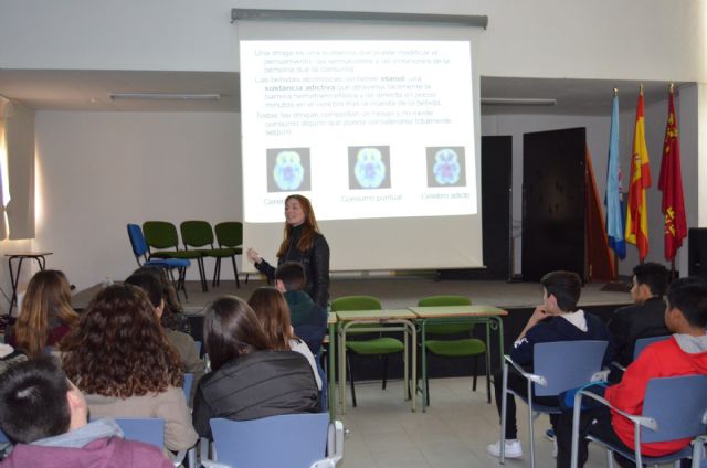 La concejalía de Educación y Protección Civil advierten a los estudiantes de secundaria de los peligros del alcohol, mediante charlas en los institutos